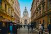 Budapest Sehenswürdigkeit: Blick auf die St. Stephans Basilika durch die belebte Fußgängerzone. 