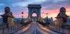 Best of Budapest Sehenswürdigkeiten: Die Kettenbrücke in Budapest, hier bei Sonnenuntergang zu sehen, ist eines der Wahrzeichen der Stadt. 
