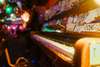 Budapest Sehenswürdigkeit: Ein Bild aus der bekannten Ruin Bar Szimpla Kert. Man sieht das Klavier beim schummrigen Licht, darauf sind viel Graffitti und bunte Aufkleber.