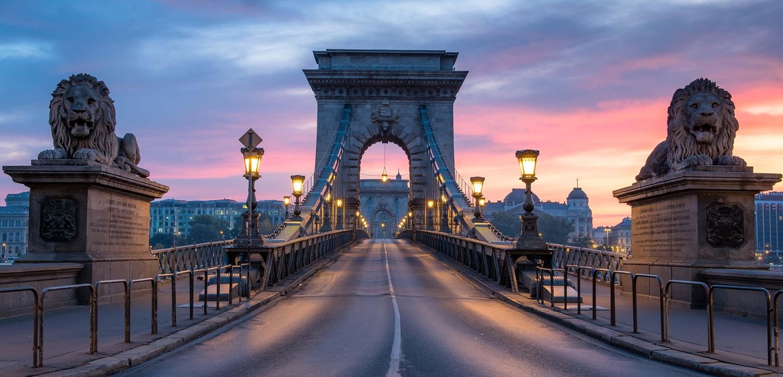 Best of Budapest Sehenswürdigkeiten: Die Kettenbrücke in Budapest, hier bei Sonnenuntergang zu sehen, ist eines der Wahrzeichen der Stadt. 