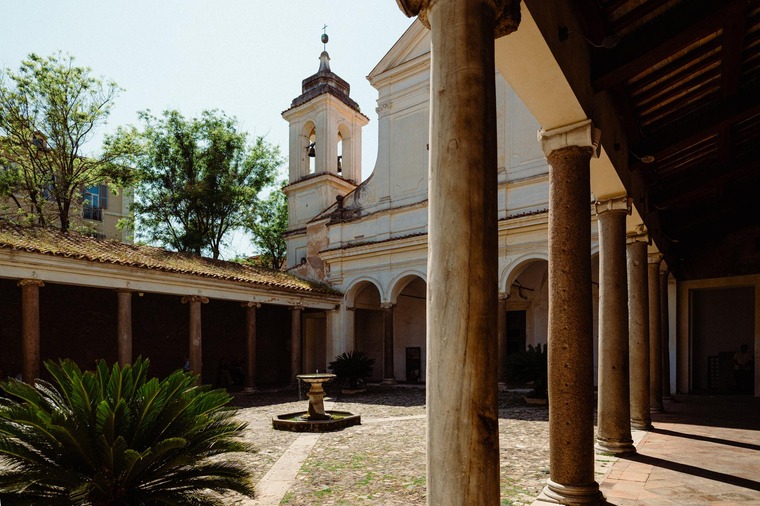 Geiheimtipps für Rom: Auf dem Bild die Basilica di San Clemente an einem schönen Sommertag. 