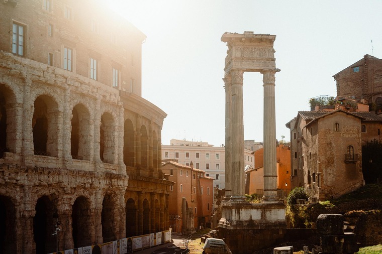 Das Teatro di Marcello ist sowas wie das kleine Kolosseum, allerdings älter und besser erhalten. Es ist eines der Geheimtipps für Rom. Im Bild sieht man im Gegenlicht der Sonne einen Teil der Außenfassade. 