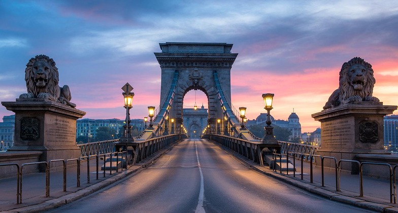 Best of Budapest Sehenswürdigkeiten: Die Kettenbrücke in Budapest, hier bei Sonnenuntergang zu sehen, ist eines der Wahrzeichen der Stadt. 
