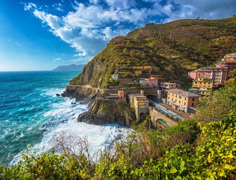 Cinque Terre Sehenswürdigkeiten: Ein Blick auf den Bahnhof mit Zug