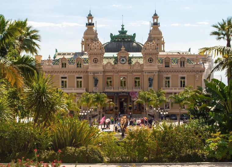 Cote d'Azur: Blick auf den Place du Casino in Monaco an einem sonnigen Tag. 