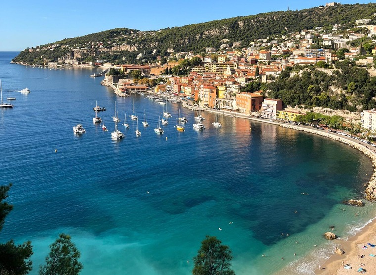 Cote d'Azur: Blick auf Villefranche sur Mer mit Meer an einem Sommertag. 