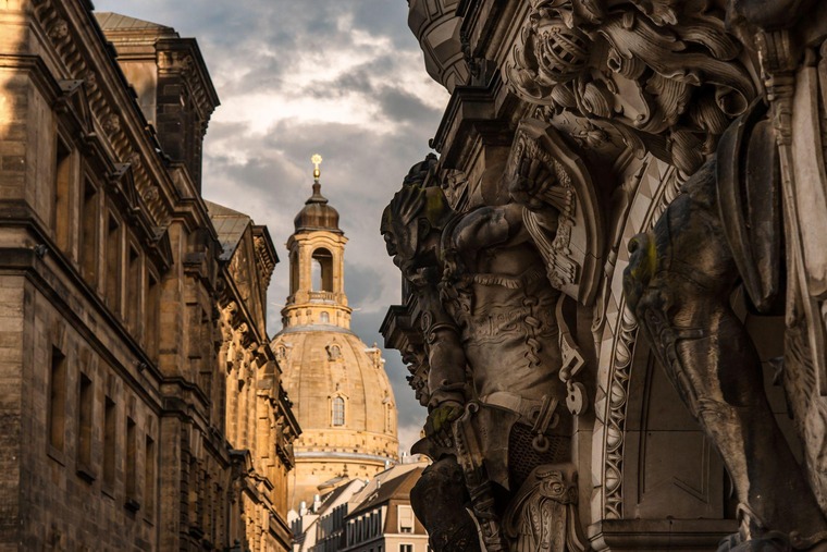 Zu den Dresden Sehenswürdigkeiten gehört die Dresdener Frauenkirche. Auf dem Bild sieht man sie bei Tags in einer ungewöhnlichen Perspektive. Hier sind barocke Details im Vordergrund. 