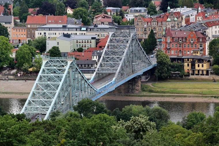 Zu den Dresden Sehenswürdigkeiten gehört das sogenannte „Blaue Wunder“, die Loschwitzer Brücke. 