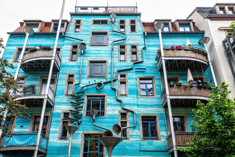 Zu den Dresden Sehenswürdigkeiten gehört die Kunsthofpassage. Auf dem Bild sieht man die blaue Front des Gebäudes. 