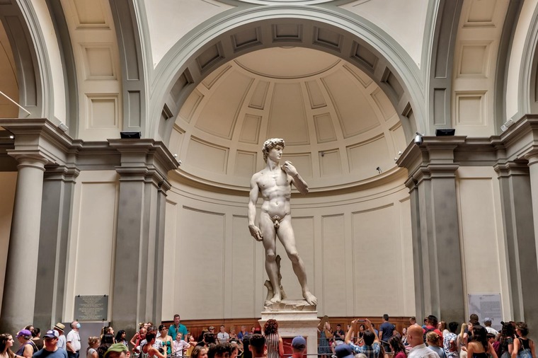 Zu den Florenz Sehenswürdigkeiten gehört die Statue des David. Auf dem Bild sieht man diese in der Galleria dell’Accademia.