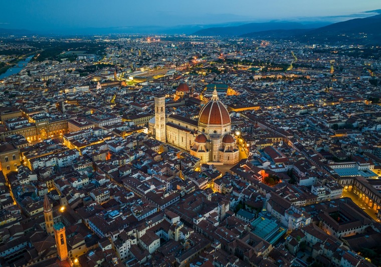 Zu den top Florenz Sehenswürdigkeiten gehört die Kathedrale. Auf dem Bild sieht man sie aus der Luft und bei Nacht.