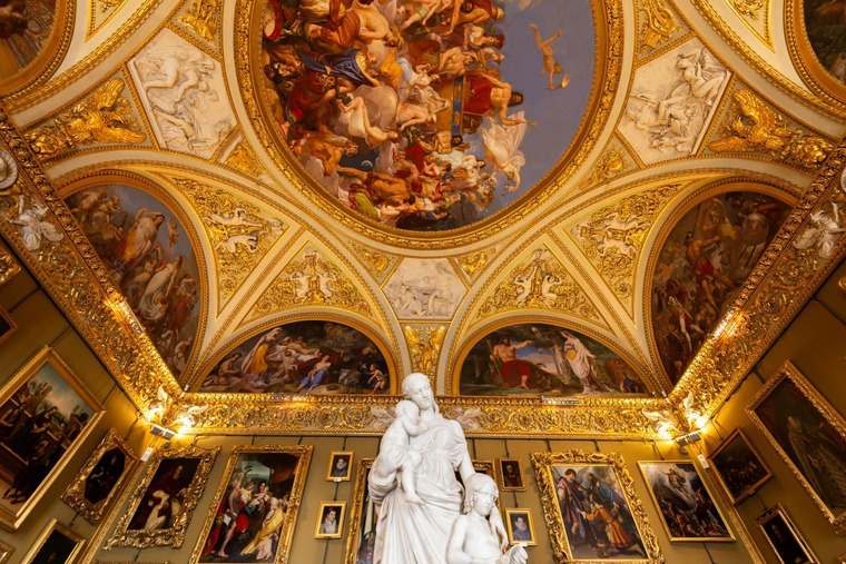 Zu den top Florenz Sehenswürdigkeiten gehört der Palazzo Pitti. Auf dem Bild sieht man das prachtvolle Museumsinnere.