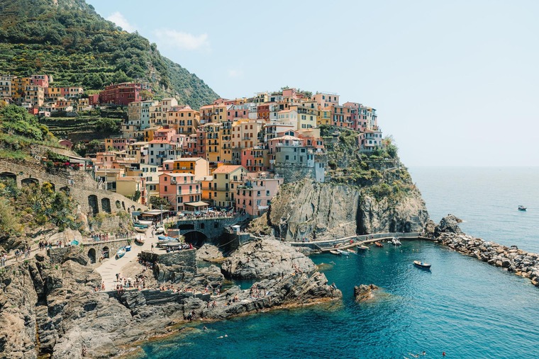 Mit dem Zug zum Meer: Ein Blick auf eines der Dörfer im italienischen Cinque Terre. 