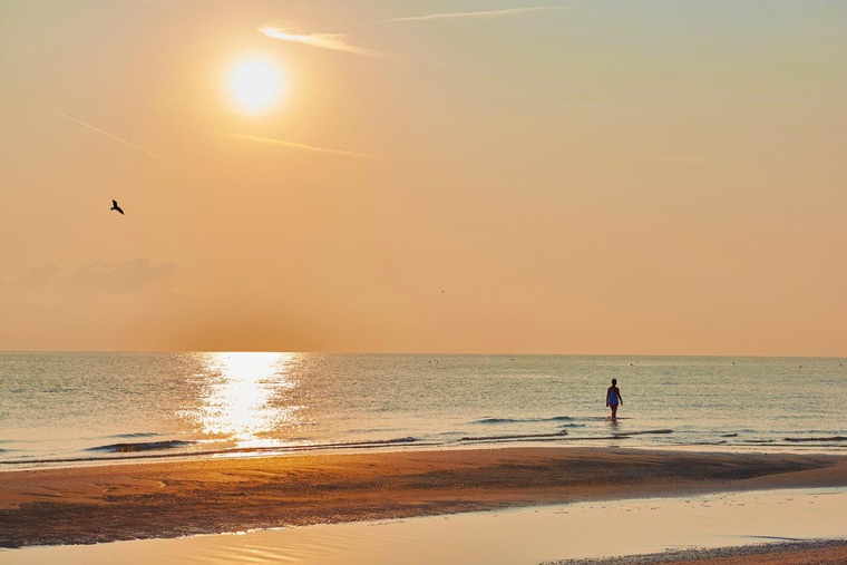 Sonnenaufgang an einem Sandstrand im italienischen Rimini
