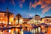Mit dem Zug zum Meer: Ein Blick auf die Riva, die Strandpromenade, in Split zum Sonnenuntergang. 