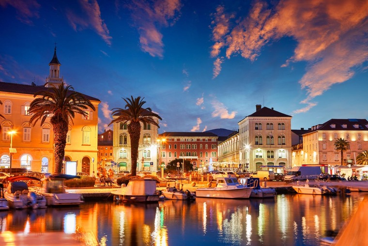 Mit dem Zug zum Meer: Ein Blick auf die Riva, die Strandpromenade, in Split zum Sonnenuntergang. 
