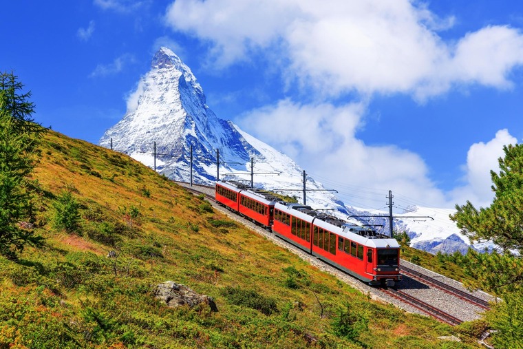 An der Glacier Express Route liegt die Gornergratbahn. Auf dem Bild sieht man diese Bahn in der Landschaft, vor dem Matterhorn.