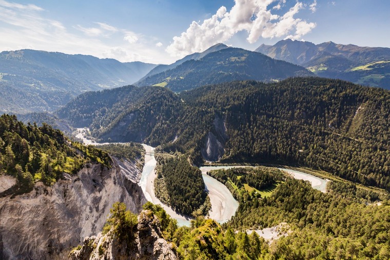 Auf der Glacier Express Route liegt die Rheinschlucht. Auf dem Bild sieht man diese Schlucht, die auch Grand Canyon der Schweiz genannt wird. 