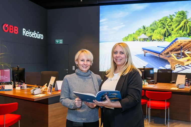 Zwei Beraterinnen im ÖBB Reisebüro