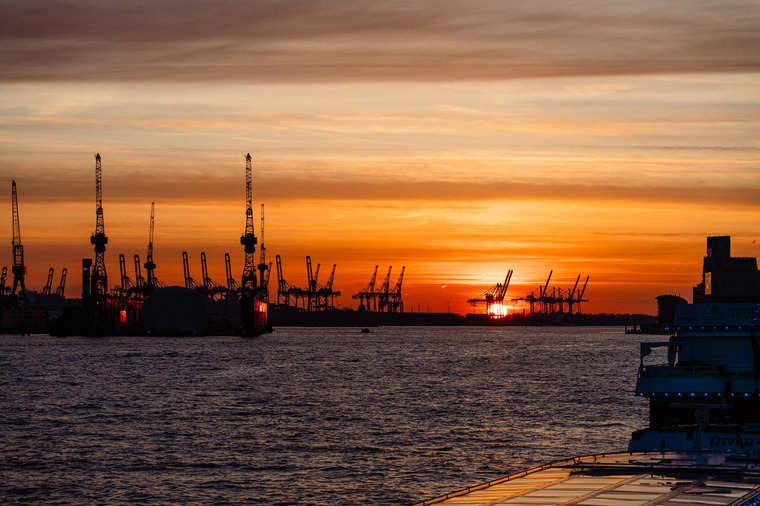 Hamburg Highlights: Der Hamburger Hafen bei Dämmerung.