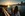 Hamburg Highlights: Drei junge Menschen stehen bei Sonnenuntergang am Hamburger Hafen und blicken in Richtung Meer