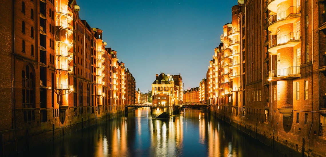 Hamburg Highlights: die beleuchtete Speicherstadt bei Nacht
