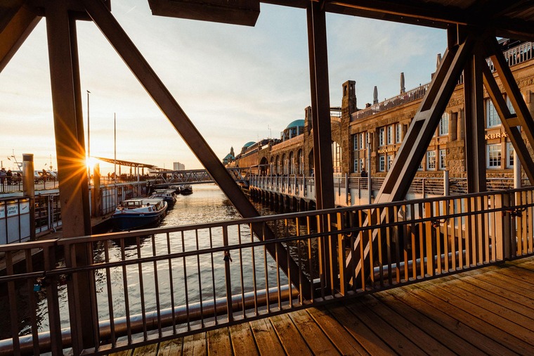 Hamburg Highlights: Landungsbrücke bei Sonnenuntergang.