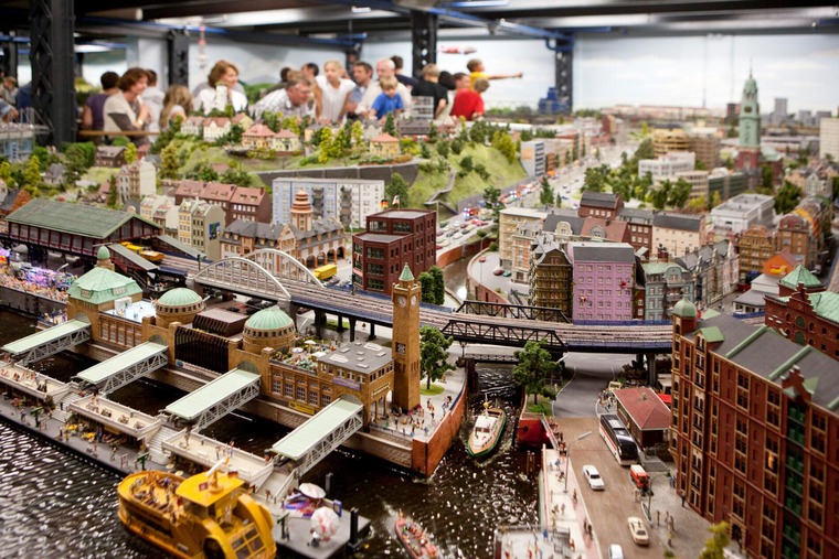 Hamburg Highlights: Ein Blick auf das Miniatur Wunderland in Hamburg, im Hintergrund sieht man Besucher:innen
