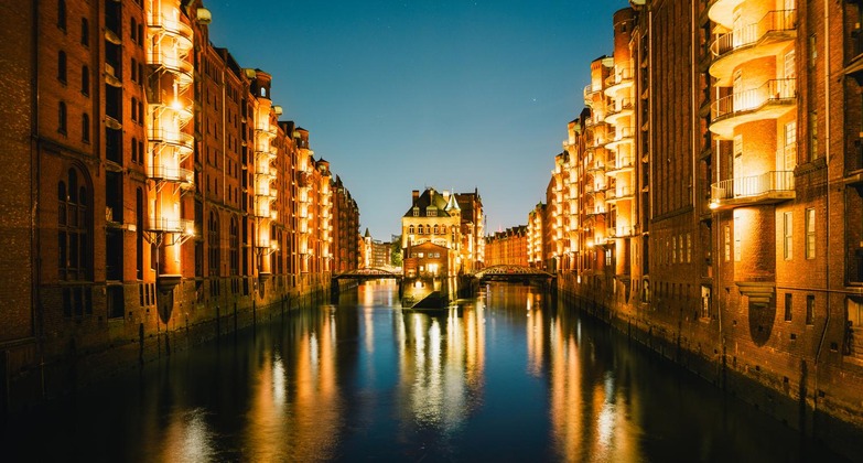 Hamburg Highlights: die beleuchtete Speicherstadt bei Nacht