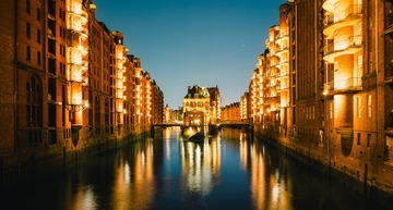 Hamburg Highlights: die beleuchtete Speicherstadt bei Nacht