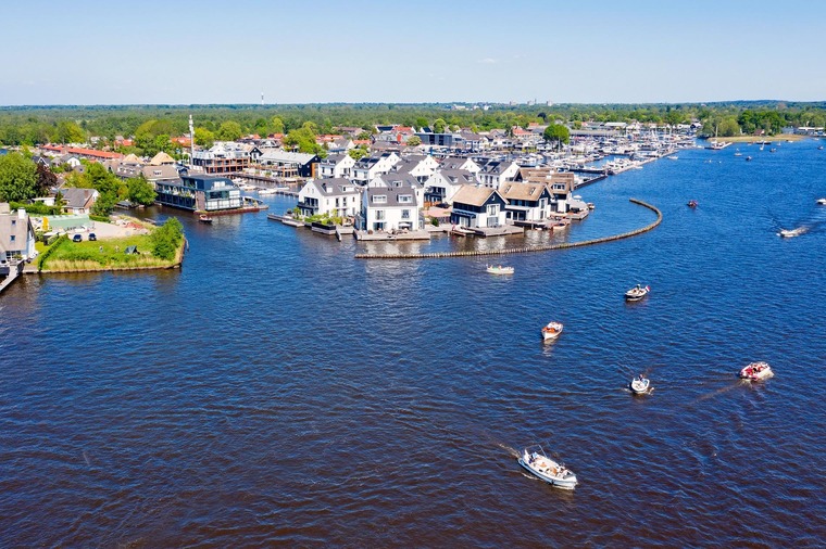 Hausboot in Loosdrecht in den Niederlanden.