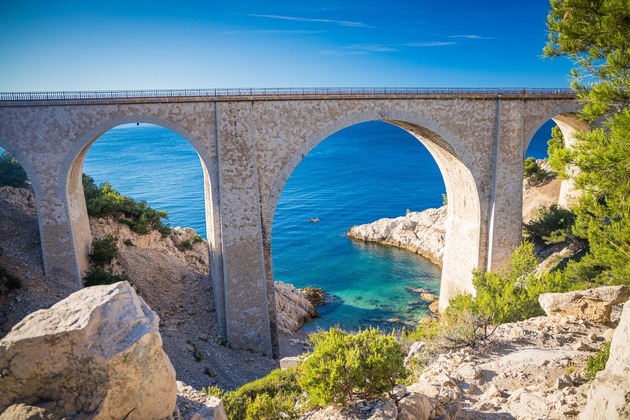 Interrail Routen: Traumhafte Ausblicke - wie bei diesem Teilstück nahe Marseille – aufs Mittelmeer warten. 