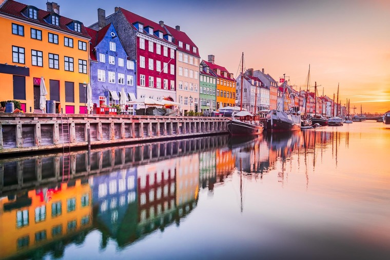 Interrail Routen: Wer in Skandinavien unterwegs ist, sollte unbedingt einen Stopp in Kopenhagen einplanen. Auf dem Bild sieht man die bunten Häuser in Nyhavn. 