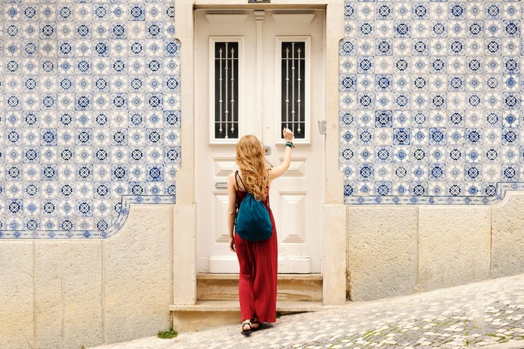 Interrail Routen: Bis nach Lissabon führt diese Route. Auf dem Bild sieht man ein typisches Haus der Stadt, das mit Kacheln verziert ist. 