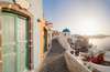 Interrail Routen: Mit dem Greek Island Pass kann man Inselhopping in Griechenland machen. Auf dem Bild ein Blick auf die Altstadt von Santorini. 