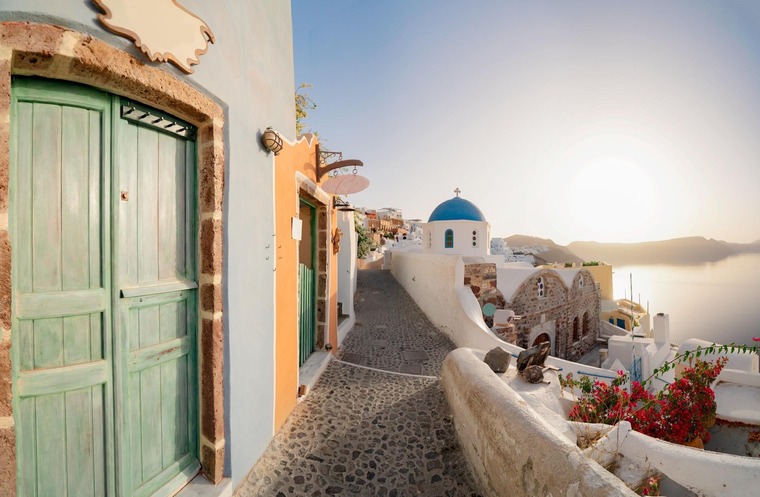 Interrail Routen: Mit dem Greek Island Pass kann man Inselhopping in Griechenland machen. Auf dem Bild ein Blick auf die Altstadt von Santorini. 