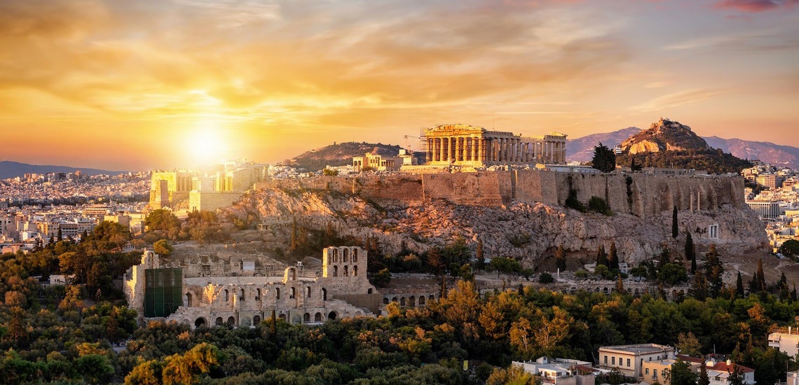 Interrail Routen: Die schönsten Plätze Europas entdecken, zum Beispiel Athen bei Sonnenuntergang. 