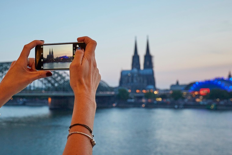 Zu den Sehenswürdigkeiten in Köln gehört der Kölner Dom. Auf dem Bild sieht man seine beiden Türme, fotografiert mit einem Smartphone.