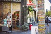 Zu den Sehenswürdigkeiten in Köln gehört das Belgische Viertel, Auf dem Foto sieht man ein bekanntes, bunt dekoriertes Kiosk in der Bismarckstraße