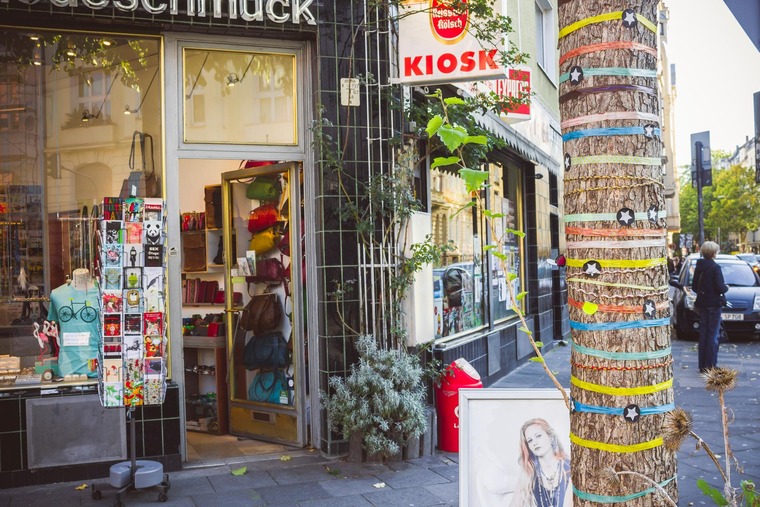 Zu den Sehenswürdigkeiten in Köln gehört das Belgische Viertel, Auf dem Foto sieht man ein bekanntes, bunt dekoriertes Kiosk in der Bismarckstraße
