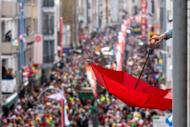 Sehenswürdigkeiten in Köln: Die gefüllten, bunten Straßen beim Rosenmontagsumzug 