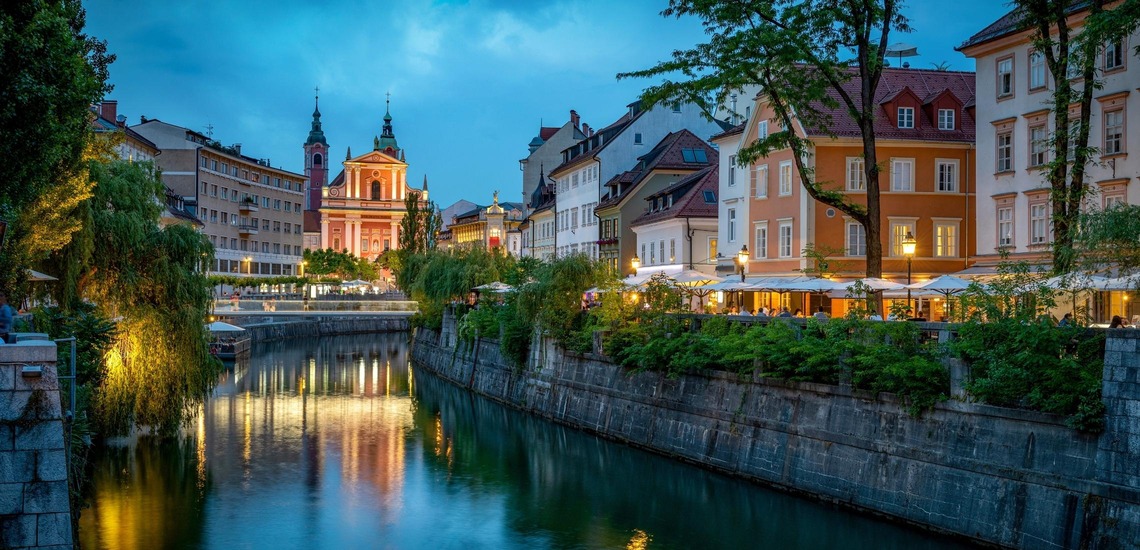 Sehenswürdigkeiten in Ljubljana: Ein Blick auf die Brücken und die Altstadt am Abend. 