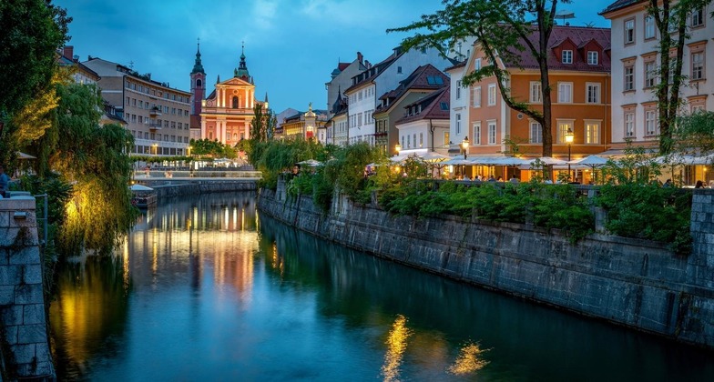 Sehenswürdigkeiten in Ljubljana: Ein Blick auf die Brücken und die Altstadt am Abend. 