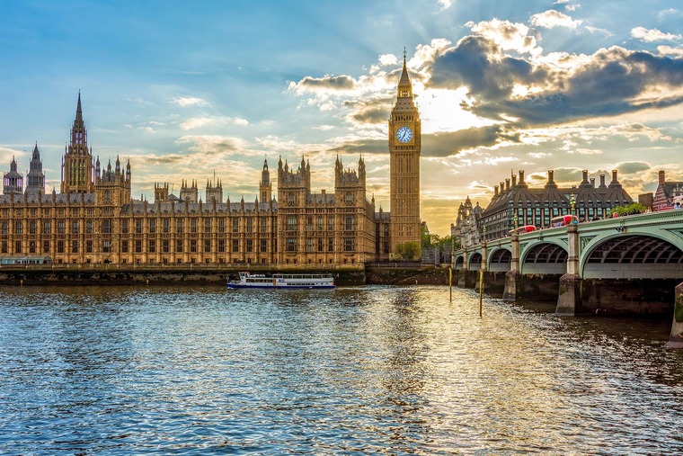 Zu den Sehenswürdigkeiten von London gehört der Big Ben. Auf dem Bild sieht man die Houses of Parliament mit Big-Ben-Turm.