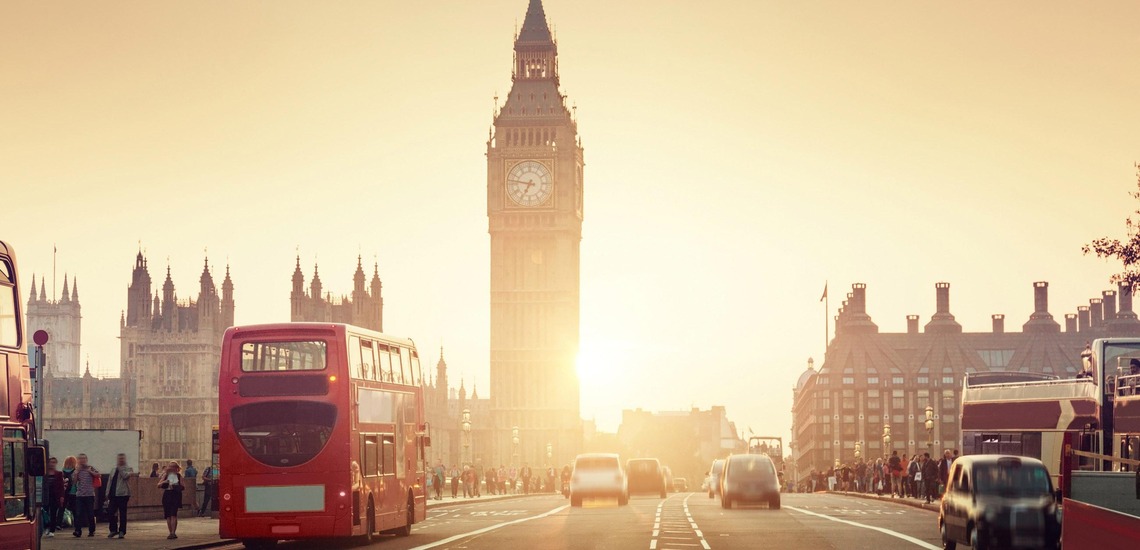 Zu den Sehenswürdigkeiten von London gehört der Big Ben. Auf dem Bild sieht man die Brücke vor dem Big Bang.