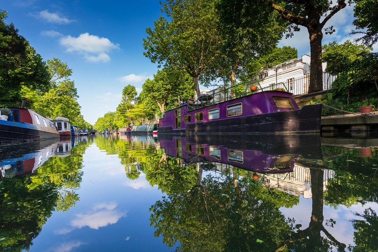 Zu den Sehenswürdigkeiten von London gehört „Little Venice“. Auf dem Bild sieht man Hausboote im Kanal.