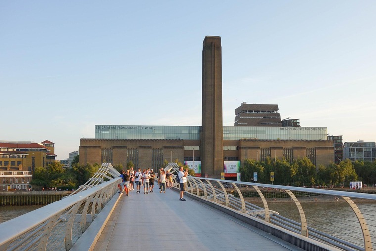 Zu den Sehenswürdigkeiten von London gehört das Tate Modern. Auf dem Bild sieht man Menschen vor dem Museum.