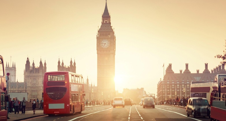 Zu den Sehenswürdigkeiten von London gehört der Big Ben. Auf dem Bild sieht man die Brücke vor dem Big Bang.