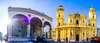 Sehenswürdigkeiten in München: ein Blick auf die Theatinerkirche und die Feldherrenhalle auf dem Odeonsplatz in München