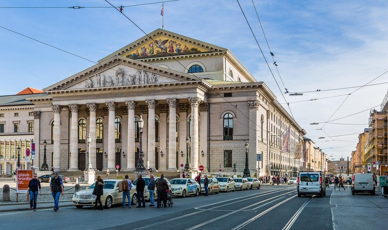 Sehenswürdigkeiten in München: Blick auf die Staatsoper auf der Maximilianstraße